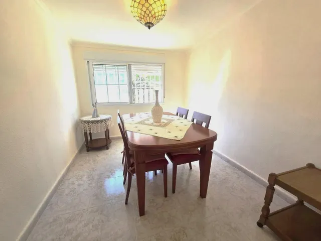 Amplia villa (aprox. 98 m2 + terrazas y garaje) con 3 dormitorios, 2 baños y gran piscina comunitaria. Cerca de colegios y comercios, y a solo 1,5 km de las playas de Punta Prima. — 22
