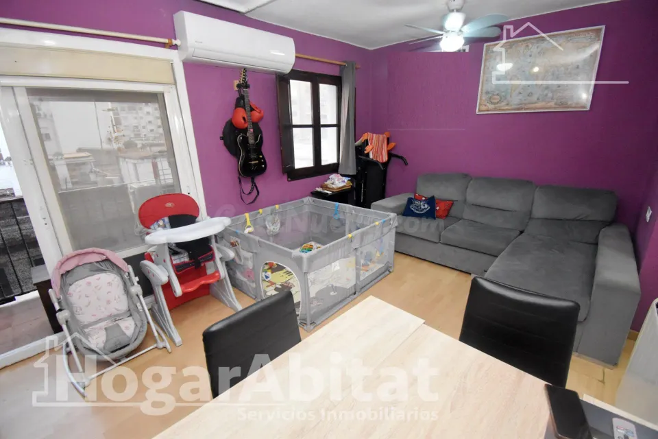 Disfruta de la luz natural y el encanto de vivir a un paso del centro en este acogedor piso con balcón