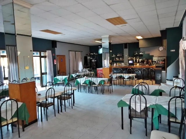 Edificio con restaurante en Tormos — 2