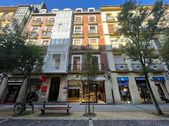 SE VENDE LOCAL CON INQUILINOS EN EL CENTRO — 17