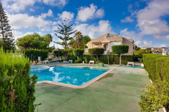 Bungalow planta alta de 3 dormitorios con piscina y plaza de garaje comunitaria. — 27