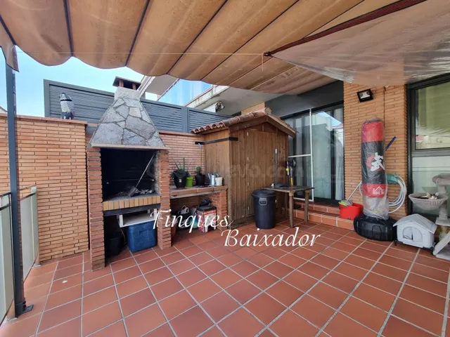 ¡BONITO PISO EN EL CENTRO CON 3 HABS. Y 2 BAÑOS, CON AMPLIA TERRAZA CON BARBACOA! — 4