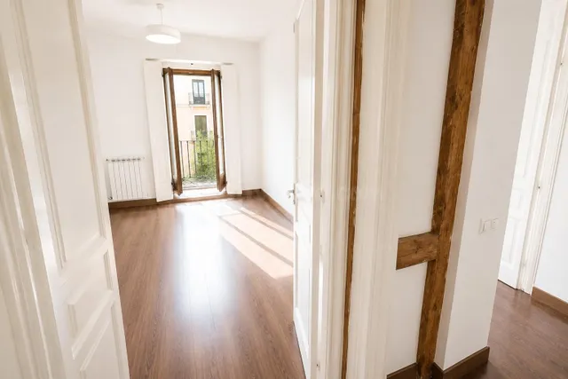 Vivienda con tres balcones a la calle en Opera