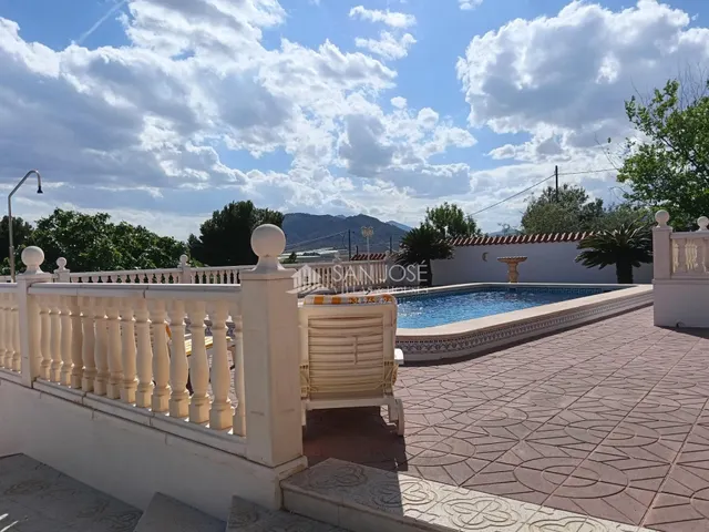 SE VENDE CHALET CON PISCINA EN BUEN ESTADO EN ASPE — 34