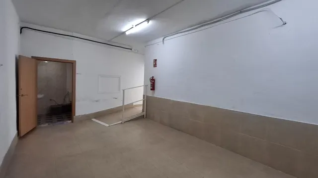 Bajo comercial en alquiler de 96 m2 situado muy cercano a la Plaza del Pueblo de Paterna. — 12