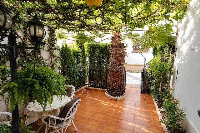 Dúplex luminoso con jardín, terraza y piscina comunitaria cerca de Villamartin Golf — 3