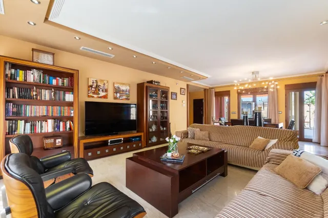 Impresionante villa de 620 metros con piscina, sotano, bodega y GYM!!! — 39