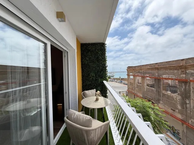 Apartamento totalmente reformado con vistas al mar y a 100 metros del puerto. con 3 dorm. 2 baños. superficie de 100 m2. — 39