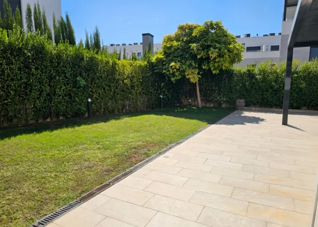 Vivienda unifamiliar pareada en urbanización de 18 vecinos, de 2019, con 230 m2 construidos, 200 m2 de jardín y piscina comunitaria, ubicada en la mejor zona de Córdoba — 16