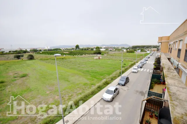 ¡Zona centro! Amplio y luminoso con garaje y balcón de vistas despejadas — 34