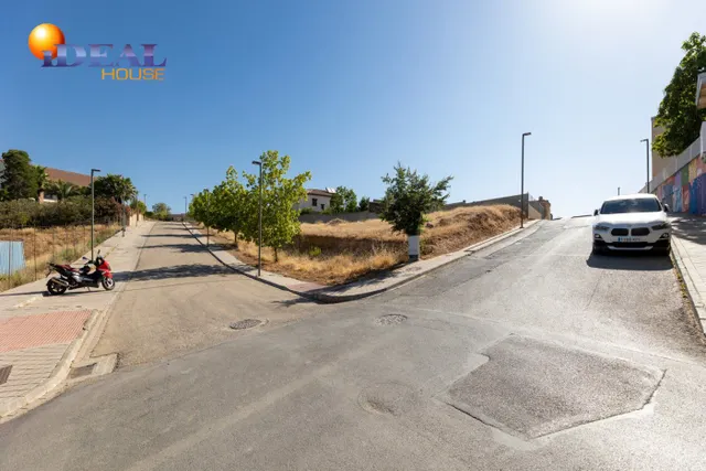 Venta de solar urbano de 258 m2 en Otura (Granada) — 2