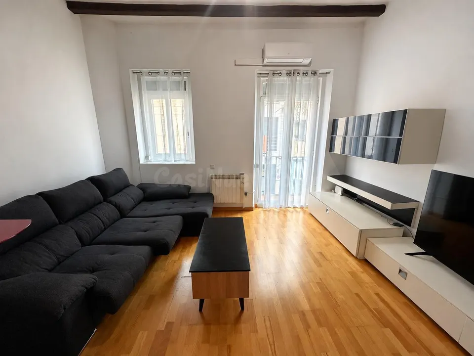 ¡Acogedor piso con espacio polivalente en una ubicación privilegiada de Badalona, cerca de la playa y con parking opcional!