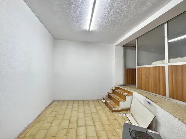 LOCAL COMERCIAL EN AVENIDA DE NOVELA — 6