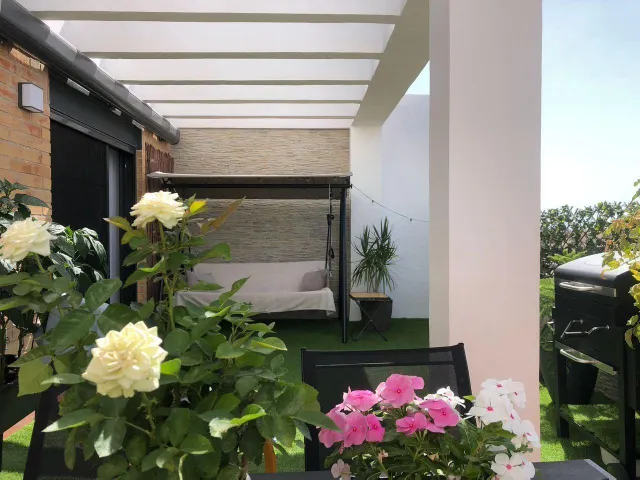 Ático orientado al sur con vistas al mar y amplia terraza en el centro de Torrevieja — 35
