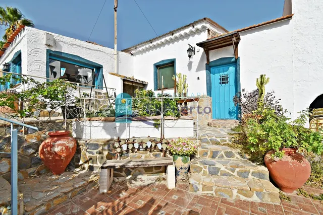ENCANTADORA CASA DE CAMPO CON ESTILO RÚSTICO Y PISCINA – REF