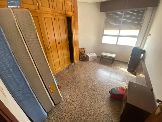 Grupo la Noria VENDE piso CON ascensor para REFORMAR y cochera individual con vado. 3 habitaciones, 1 baño. — 26
