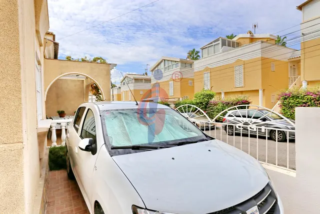 Espectacular bungalow en esquina con gran solárium, jardín privado y piscina en Guardamar del Segura — 41