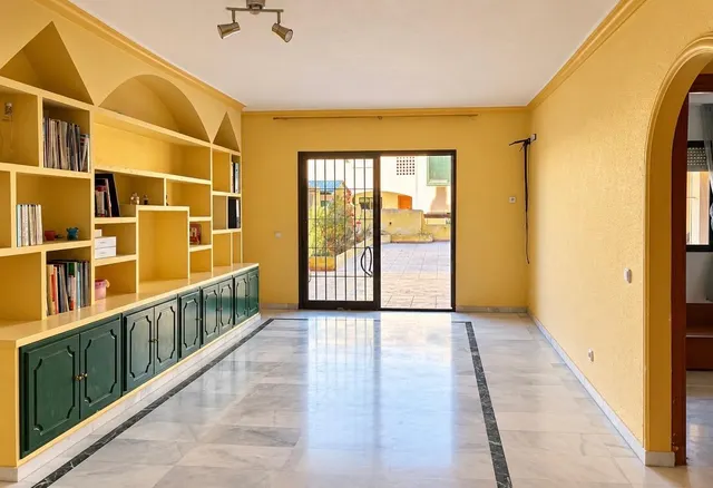 OPORTUNIDAD EN BEL-AIR · BAJO DE 3 DORMITORIOS, 2 BAÑOS, GRAN TERRAZA Y PISCINAS · 2 — 6