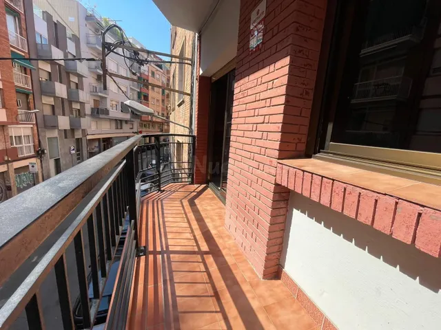 Descubre este fantástico piso con una ubicación privilegiada - foto 2