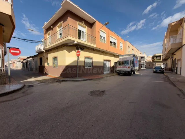 Edificio completo en venta en el centro de Cox – 380 m2 construidos, local + 3 viviendas — 5
