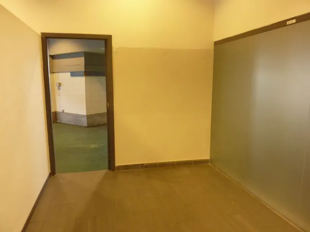 REF 4258 LOCAL 950m2 ESQUINA DOS CALLES CON PARKING 9 VEHICULOS ,OFICINAS,BAÑOS Y VESTUARIOS VIGO — 6