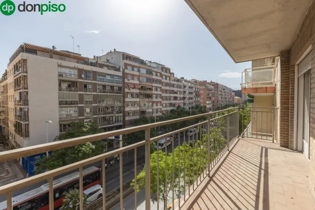 Piso con terraza y gran potencial junto a Camino de Ronda — 2