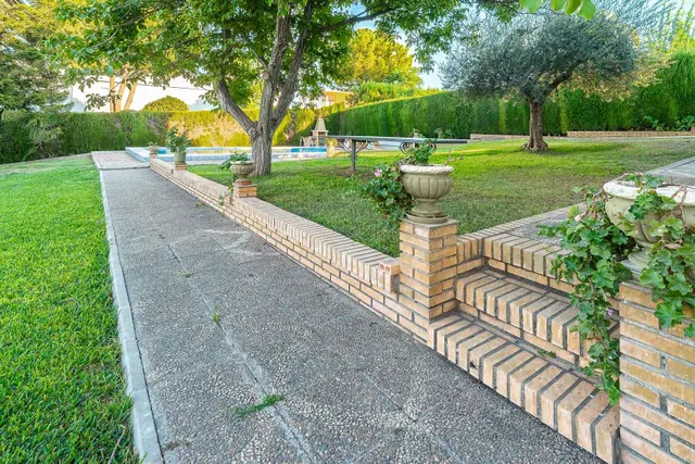 Chalet independiente con piscina privada, amplio jardín y 6 dormitorios en Bollullos de la Mitación — 27