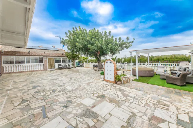 Chalet independiente con dos viviendas, piscina y gran parce - foto 3
