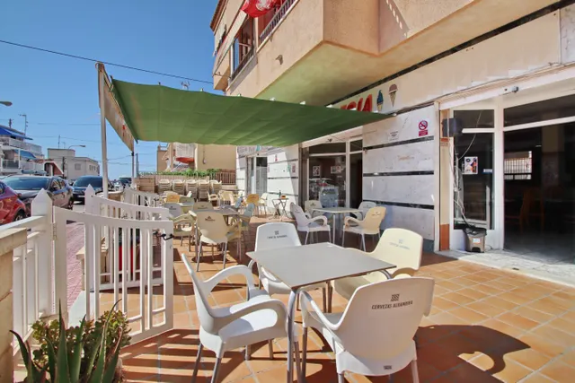 Local con terraza enorme, donde se encuentra 3 negocios en Santa Pola!!! — 3