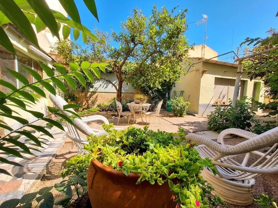 Casa modernista de 218 m2, en parcela de 518 m2, con jardín y garaje para varios vehículos en el centro de Monóvar