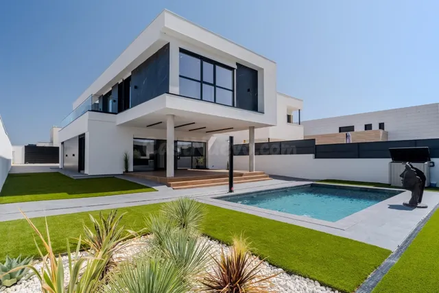 Chalet Pareado de Diseño Vanguardista con Piscina y Máxima E