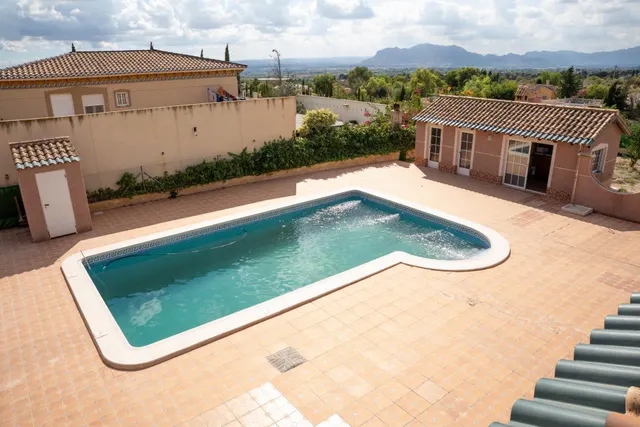 Espectacular chalet con piscina y gran jardín en Albatera — 35