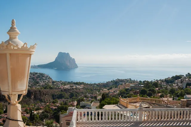 Amplia villa con vistas panorámicas al mar y pista de tenis privada en Calpe — 44