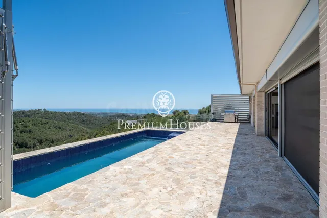 Casa a estrenar con vistas al mar y a la montaña