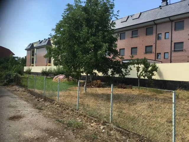 Parcela de 1554 m2 en Cuatrovientos — 2