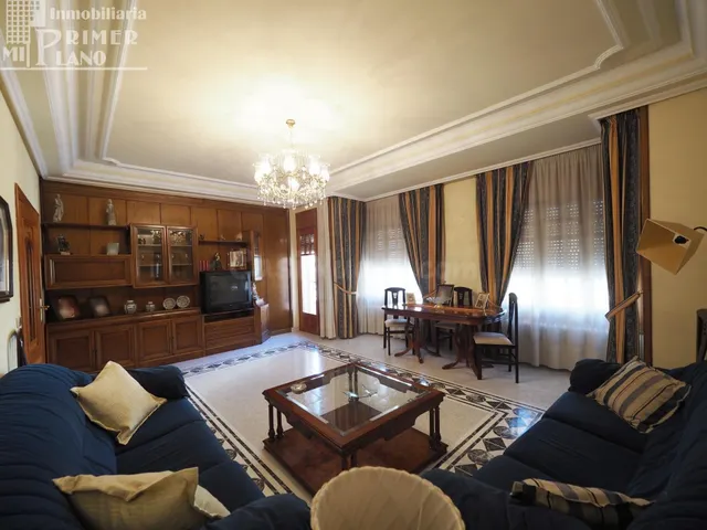 Exclusiva Casa de Dos Plantas en Tomelloso - Oportunidad Úni - foto 2