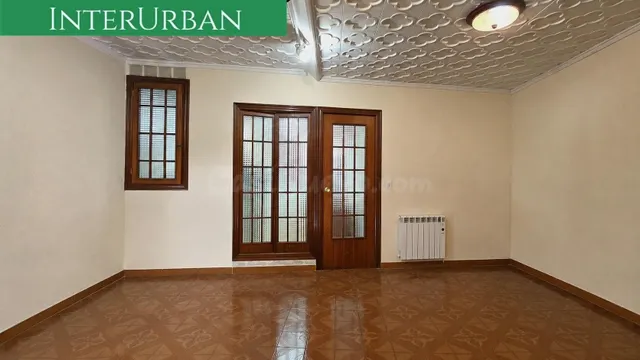 Exclusiva INTERURBAN: Casa de dos alturas con terraza y gara - foto 3