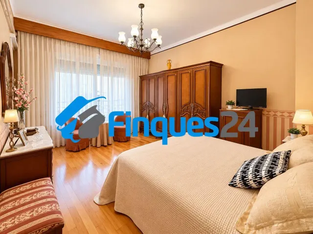 Amplio piso de 4 habitaciones en el centro de Manresa — 12