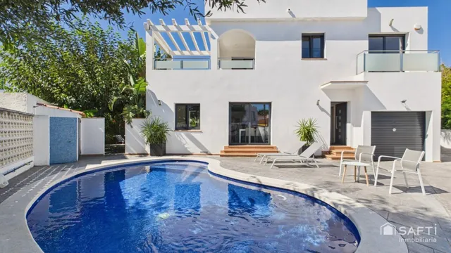Casa moderna con cuatro habitaciones, piscina y garaje - foto 2