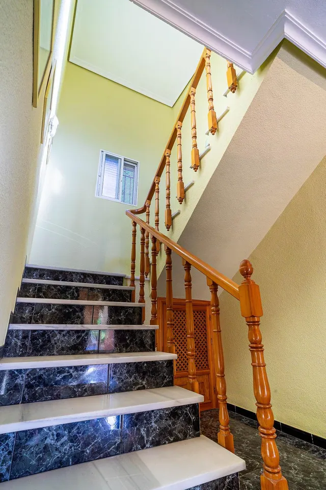 Chalet independiente con piscina privada, amplio jardín y 6 dormitorios en Bollullos de la Mitación — 13