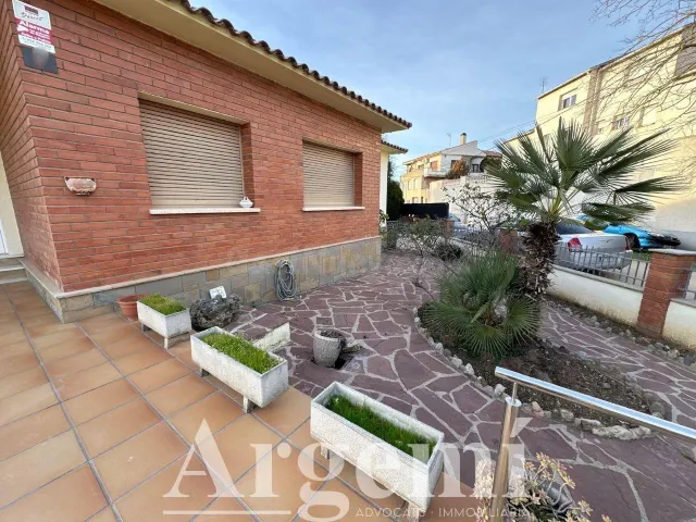 EN EXCLUSIVA Casa en planta con terreno edificable en Palau- - foto 3