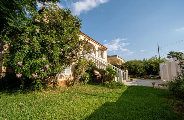 Chalet independiente en parcela esquinera de 515 m2 con gran garaje en Maravisa — 8