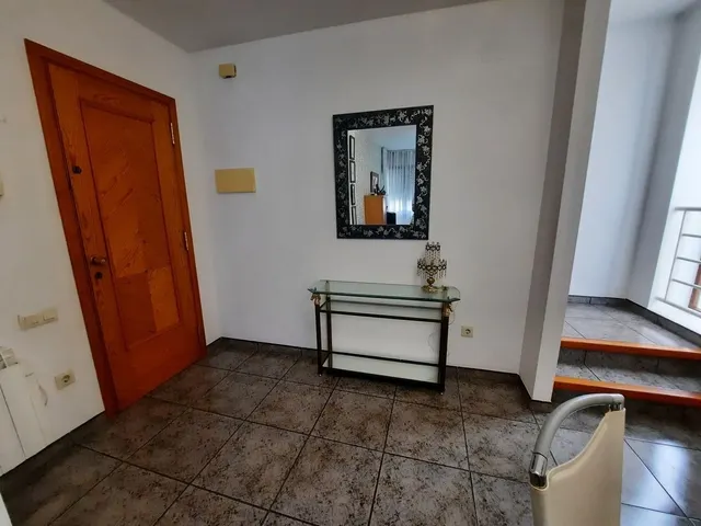 Casa esquinera, de 3 dormitorios, terraza, azotea. Dispone de 2 locales comenrciales. MUY CÉNTRICA — 18