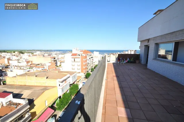 Ático de 3 habitaciones en el centro del pueblo con 76m2 de 