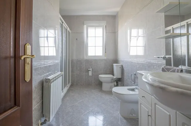 Amplia Casa + otra vivienda + anexo en Venta en Ardemil, Ordes — 46