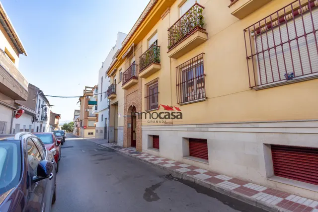 PISO EN EL CENTRO DE ARMILLA, CON GARAJE  Y TRASTERO. — 46