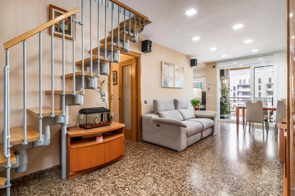 Dúplex  con 3 dormitorios mas buhardilla, 2 baños, balcón, vistas panoramicas.