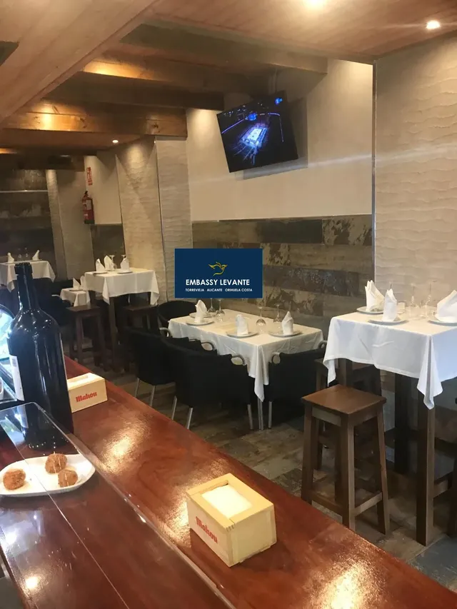VENTA de DOS LOCALES en ZONA PREMIUM de OCIO  + vivienda de tres dormitorios  ZONA CENTRO PASEO MARITIMO — 40