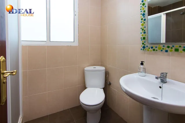 Por debajo de la Plaza Trinidad, a un paso de Facultad de Traductores, Derecho, Escuela de Arte y Oficios. Actualmente 6 estancias(incluido el salón). un cuarto de baño, un aseo, cocina. Techos Alto — 30