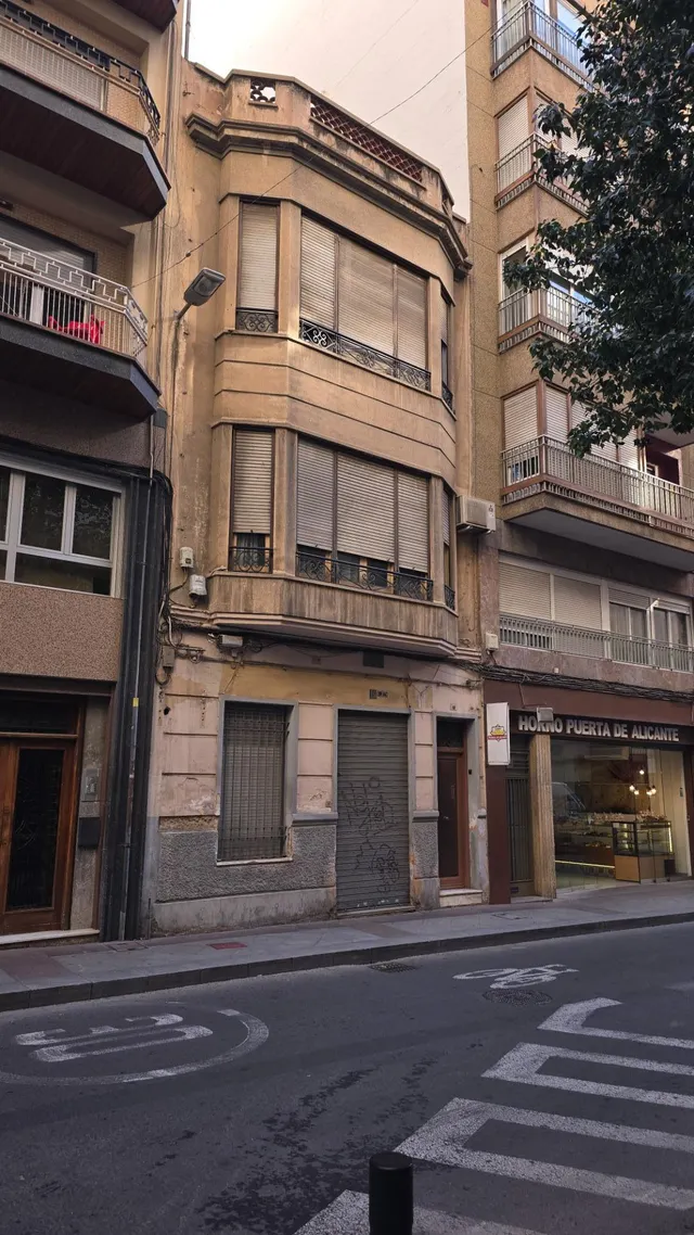 EDIFICIO DE TRES PLANTAS  mas  TERRAZA — 16